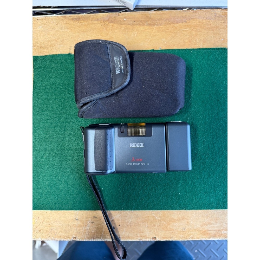 Ricoh RDC-4200 Digital Camera 3x Zoom Rotating Lens For Parts with Case 8MB Card